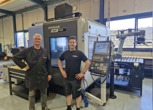 Eigenaren Wesley Heilig (r) en Wim Heinen bij een 5-assige freesmachines. Foto: Rob Weeber