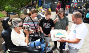 Vlnr Initiatiefneemster Saskia kuipers en haar hondje Momo, Soraya, Dilano, Trudie Posthuma en Geurt Poel: vanaf het begin bij de Huisdieren Voedselbank. Foto: Roel Kleinpenning