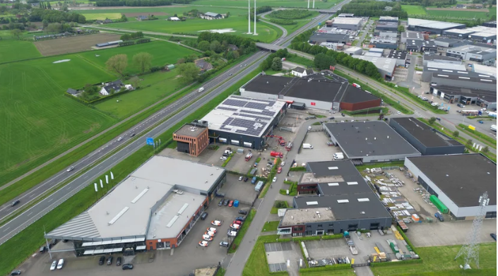 Het bedrijventerrein langs de A18. Foto: R. Hummelink