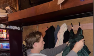 Tim Zijdel in éen van zijn creaties voor De Speld.